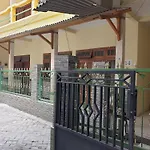 Oyo Life 92620 Syfa Kost