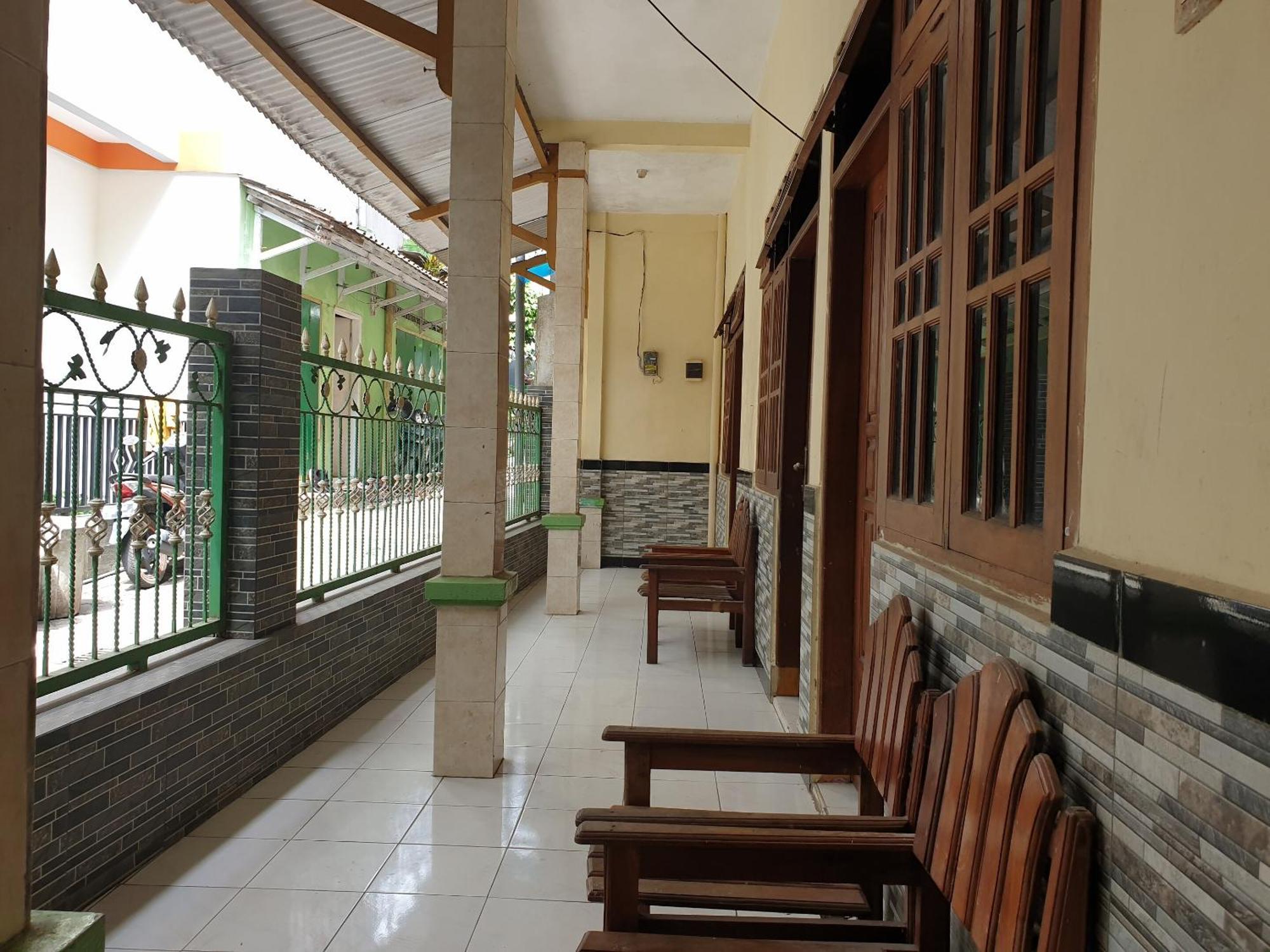 Oyo Life 92620 Syfa Kost Hotel 2*