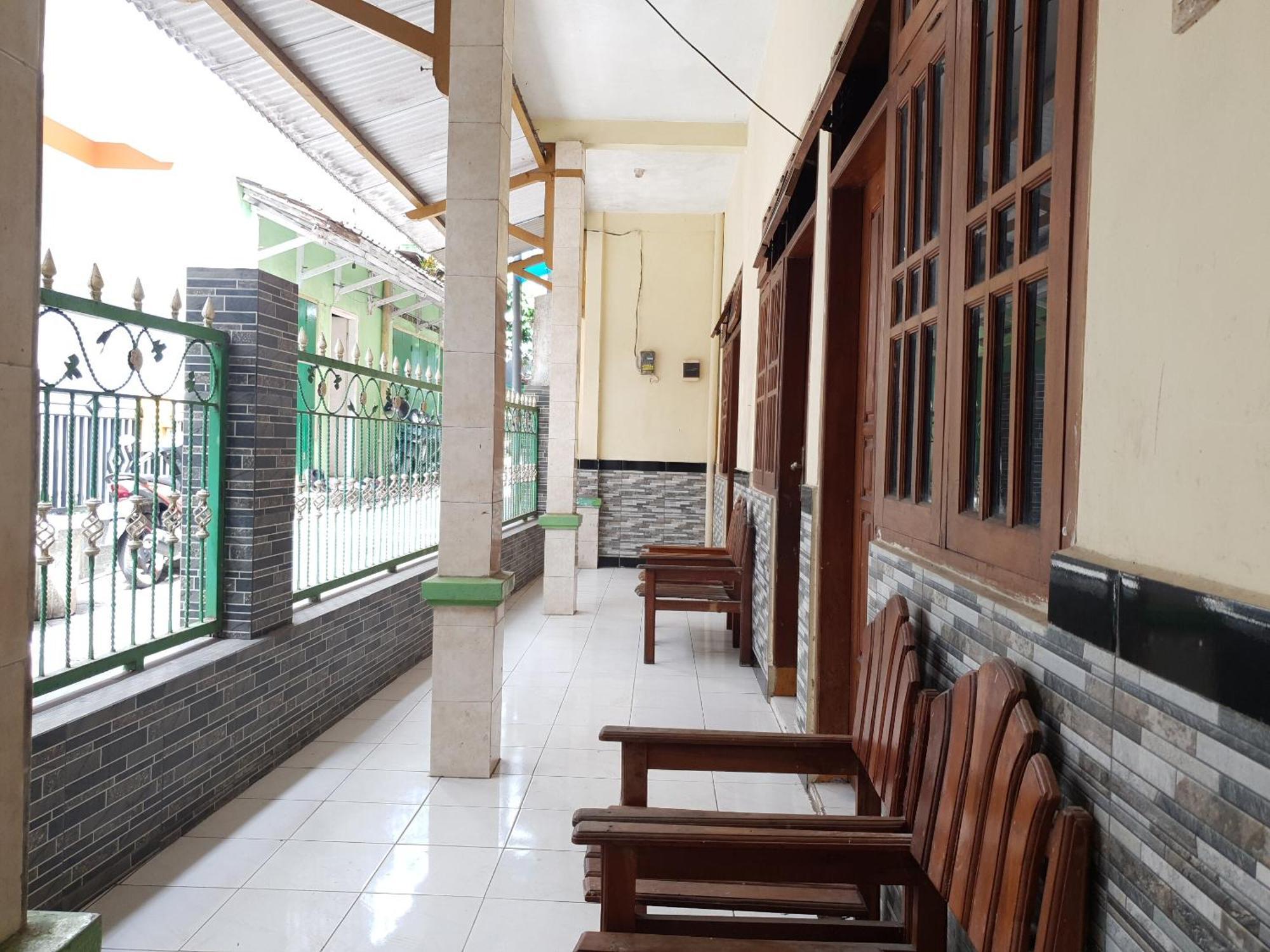 Oyo Life 92620 Syfa Kost 2*